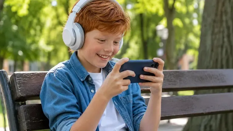 Хлопчик грає в ігри із 5G від Київстар