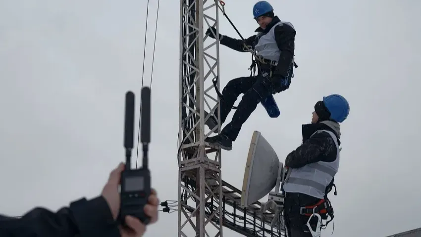 Інженери ремонтують базову станцію в Херсоні 